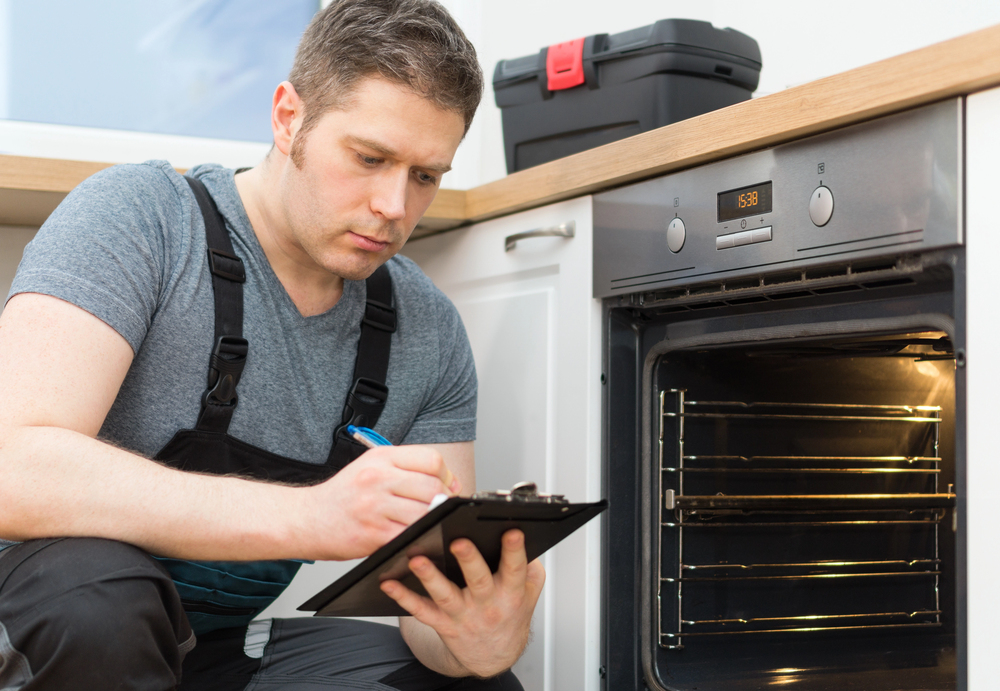 Náš usměvavý technik dorazí přesně na čas. Přiveze si profesionální vybavení a vyčistí troubu do hloubky, aniž by po sobě nechal jediné smítko.